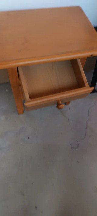 Mesita de noche de madera