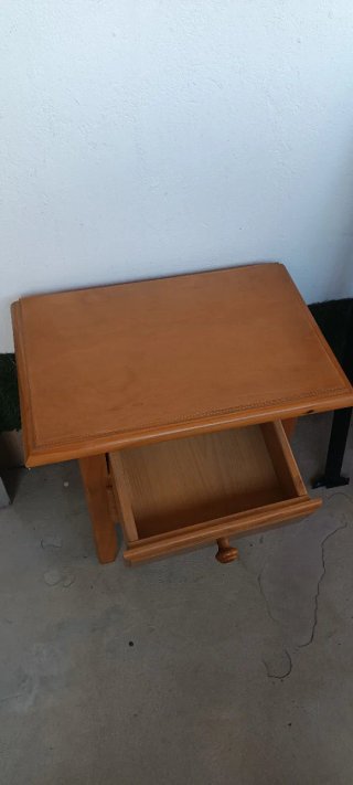 Mesita de noche de madera