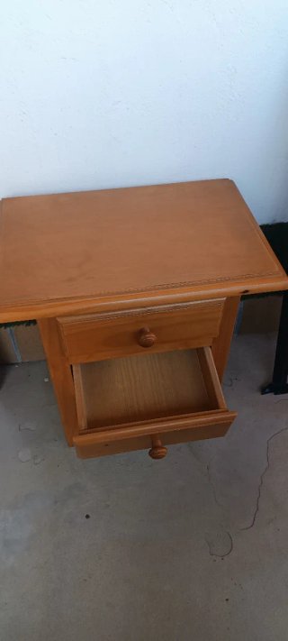 Mesita de noche de madera