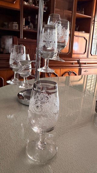 Catador de vinos con 6 copas grabadas