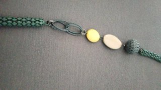 Collar largo con cuentas beige y amarillas