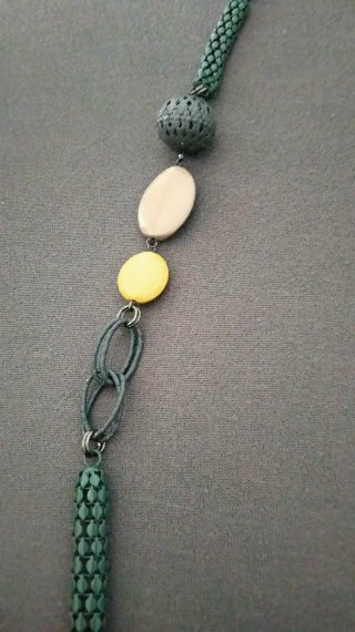 Collar largo con cuentas beige y amarillas