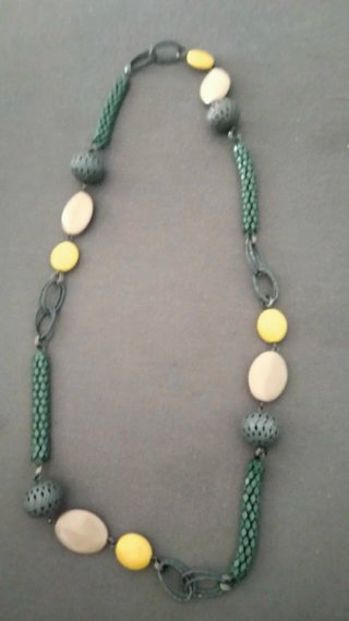 Collar largo con cuentas beige y amarillas