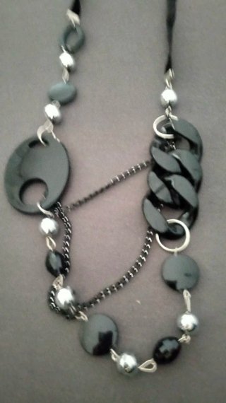 Collar largo negro y plateado
