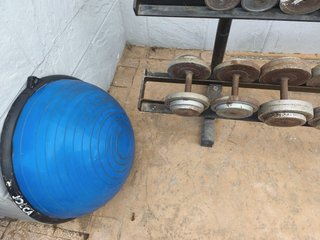Banco de pesas con barra y discos