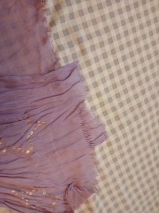 Pañuelo morado con estrellas doradas