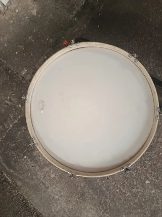 Tambor rojo con baqueta precio 130 negociable