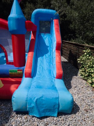 Inflable con tobogán + bomba de inflado