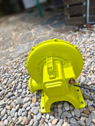 Inflable con tobogán + bomba de inflado