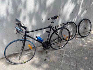 Bicicleta Negra con Botella Azul