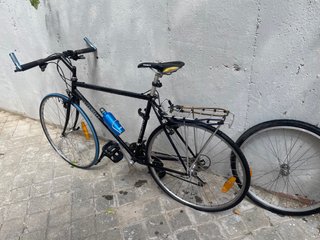 Bicicleta Negra con Botella Azul