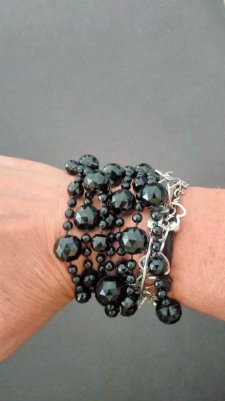 Collar de cuentas negras