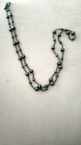 Collar de cuentas negras
