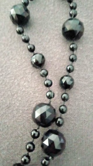 Collar de cuentas negras