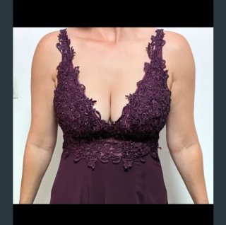 Vestido de fiesta morado con encaje