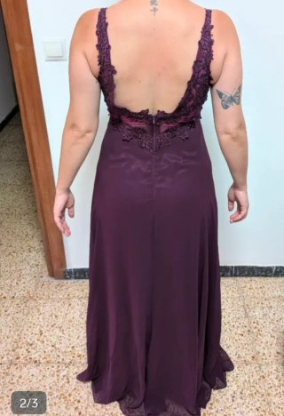 Vestido de fiesta morado con encaje