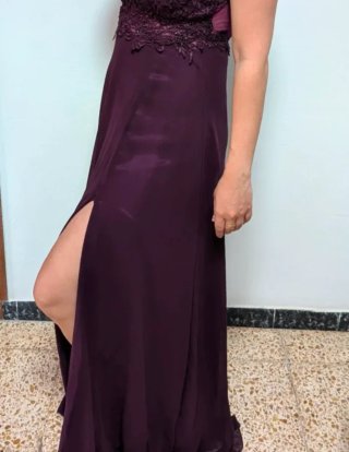 Vestido de fiesta morado con encaje