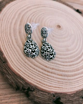 Pendientes plateados.