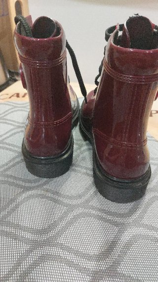 Botas de charol burdeos con cordones negros