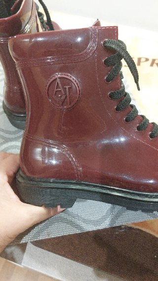 Botas de charol burdeos con cordones negros