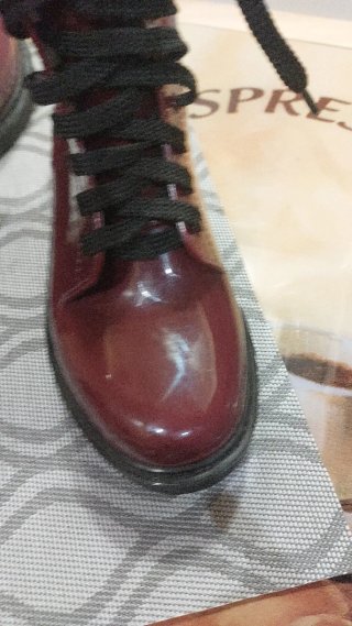 Botas de charol burdeos con cordones negros