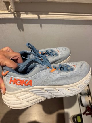 Zapatos deportivos azules y naranjas