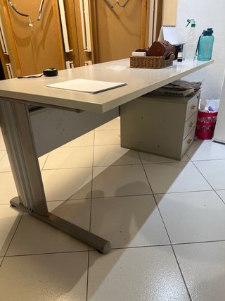 Escritorio de oficina metálico y madera