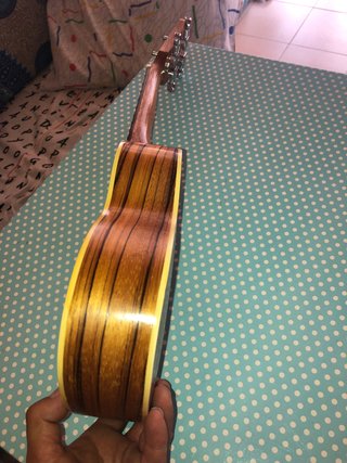 Ukelele de madera con rayas
