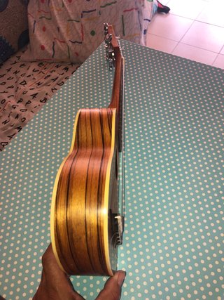 Ukelele de madera con rayas