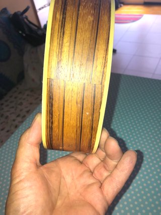 Ukelele de madera con rayas