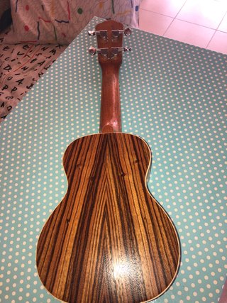Ukelele de madera con rayas