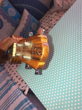 Ukelele de madera con rayas