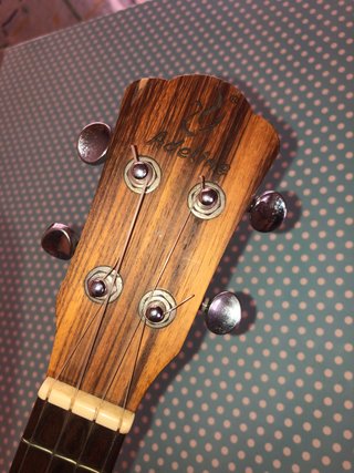 Ukelele de madera con rayas