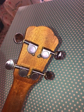 Ukelele de madera con rayas