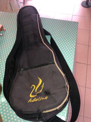 Ukelele de madera con rayas