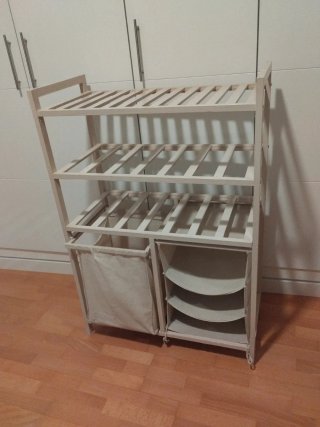 Estantería de madera con cestas