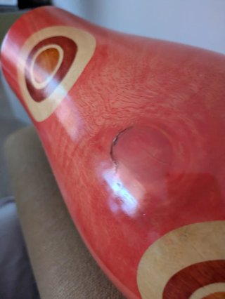 Vaso in legno decorato con cerchi