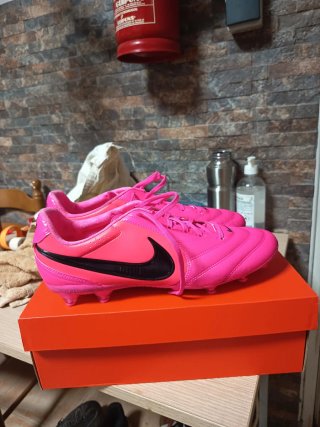 Bota Nike Tiempo Ligera Pro AG Negra/Rosa