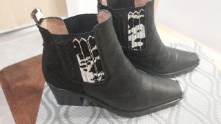 Botas negras con estampado