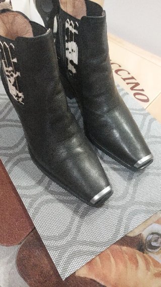 Botas negras con estampado