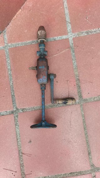Taladro manual de pecho antiguo