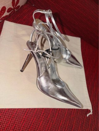 Zapatos de tacón plateados