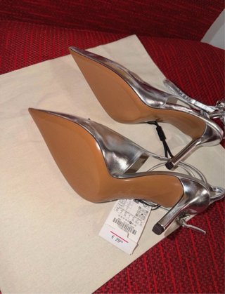 Zapatos de tacón plateados