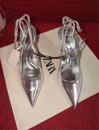 Zapatos de tacón plateados