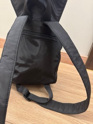 Bolso-mochila negra con gran capacidad