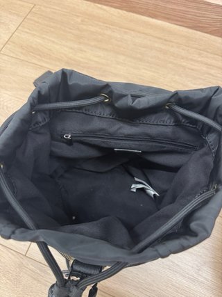 Bolso-mochila negra con gran capacidad