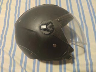 Casco de moto Unik negro con visera