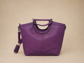 Bolso morado con cadena