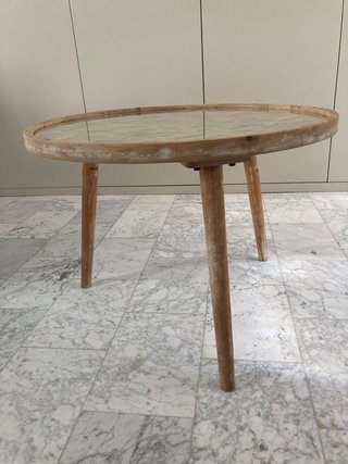 Mesa redonda de madera tallada