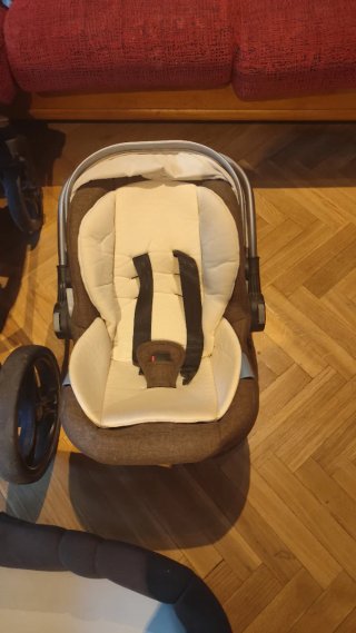 Carrito de bebé y silla de coche